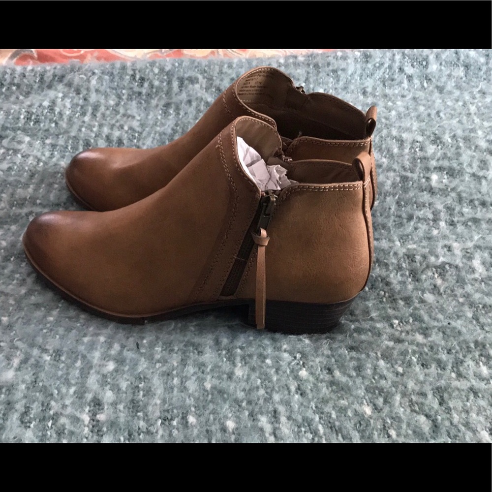 Super cute light brown booties-9